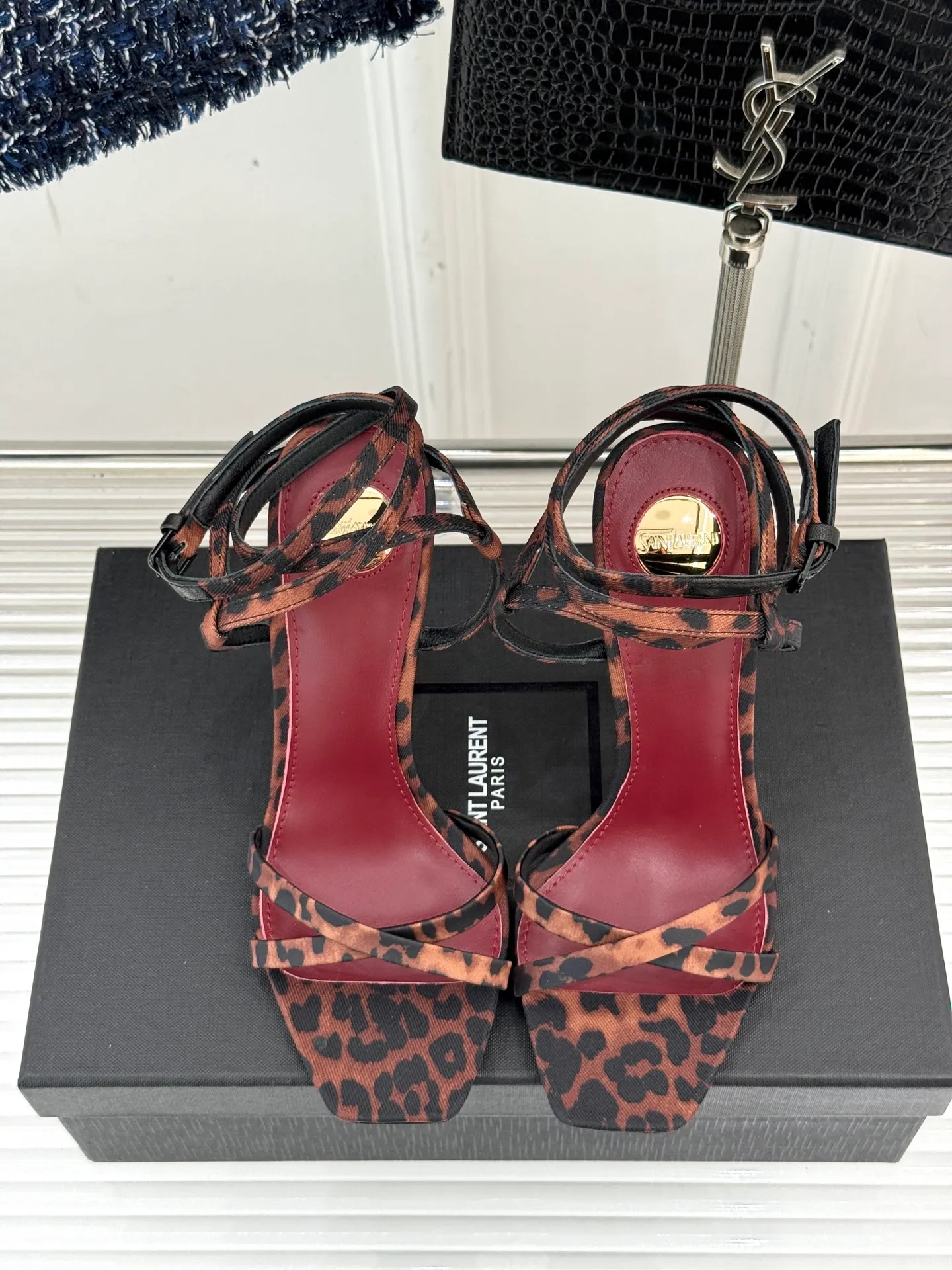 👟👟Ex-factory price 600👟👟 Saint Lauren*YSL Saint Laurent classic spring and summer letter heel cross-strap high-heeled sandals. High-heeled shoes that are suitable for both men and women. I love them. They are indeed the brand that understands women best. They are sold out as soon as they are new‼ ️ Especially the side lines are designed to be smooth, natural and slimming, making the whole pair of shoes layered and feminine. No matter what your usual style is, you must try it! The upper is made of imported cow patent leather, the lining is mixed sheepskin, and the Italian genuine leather outsole Heel height: 10.5cm Size: 35-39 (34/40/41 customized)
